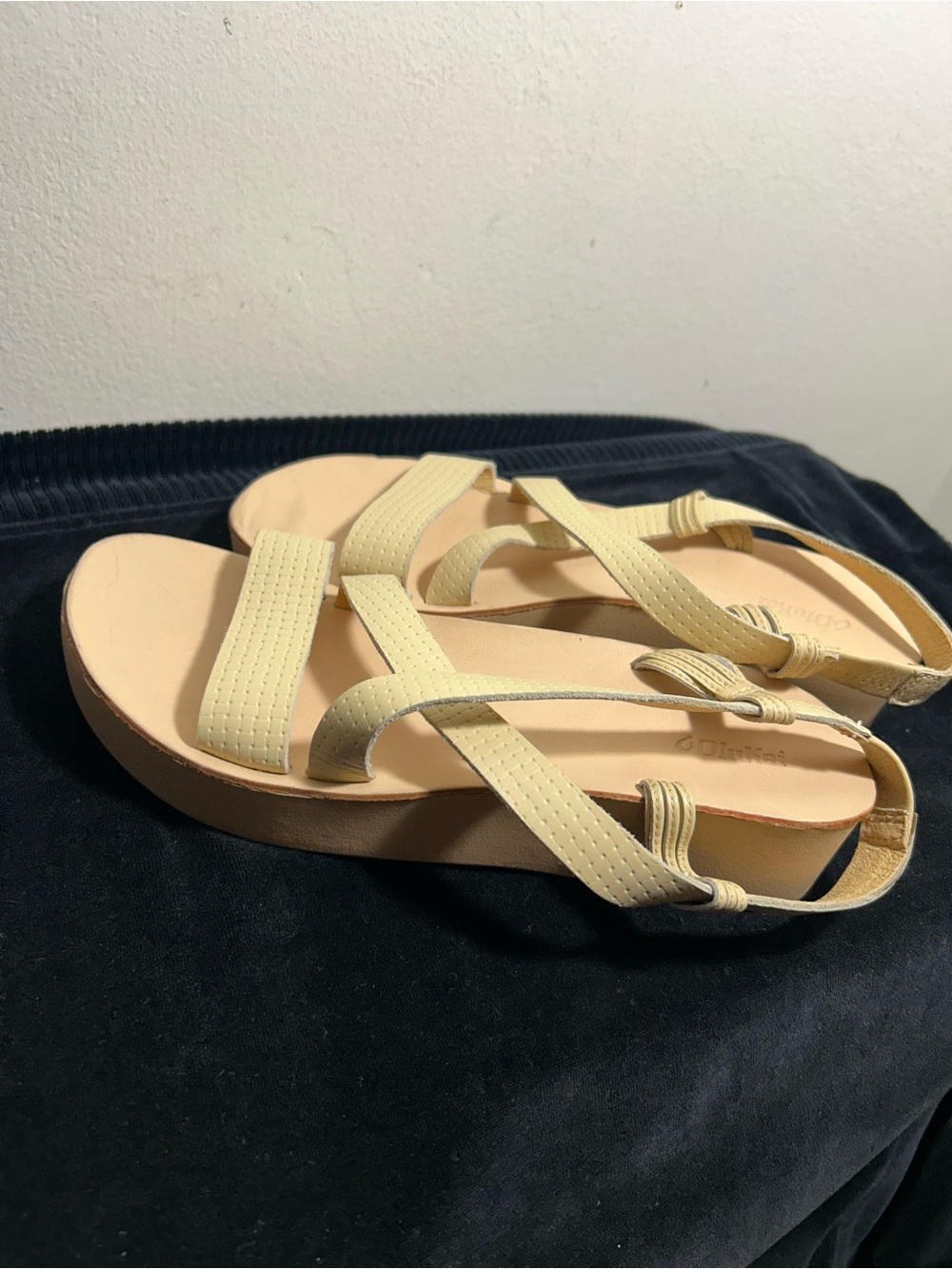 Olukai Comfort Cross-Strap Sandals in Light Yellow Sz 8 - Picture 5 of 10